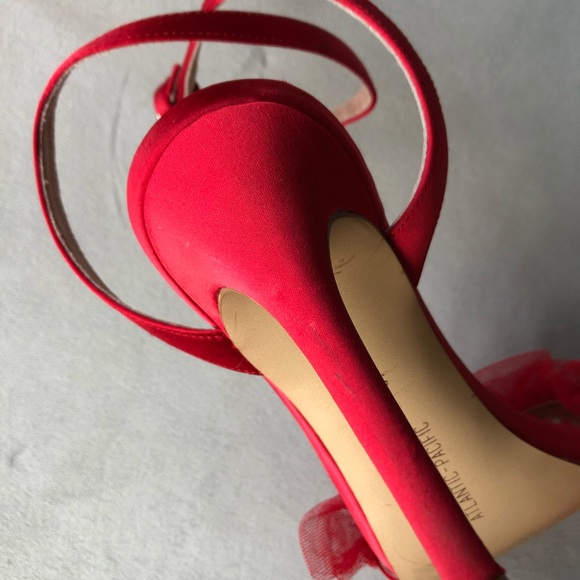 Halogen x Atlantic-Pacific ~ Angelle Ruffle Sandal Heel ~ Women’s Size 5.5 - Picture 9 of 17